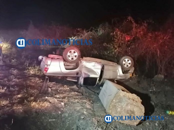 Vuelca camioneta en la autopista Manzanillo-Colima; no se reportan lesionados