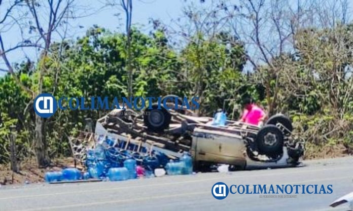 Vuelca camioneta repartidora de agua en la carretera a Cerro de Ortega