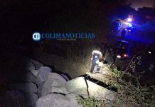 Mujer resulta lesionada al caer su auto del puente de Tepalcates