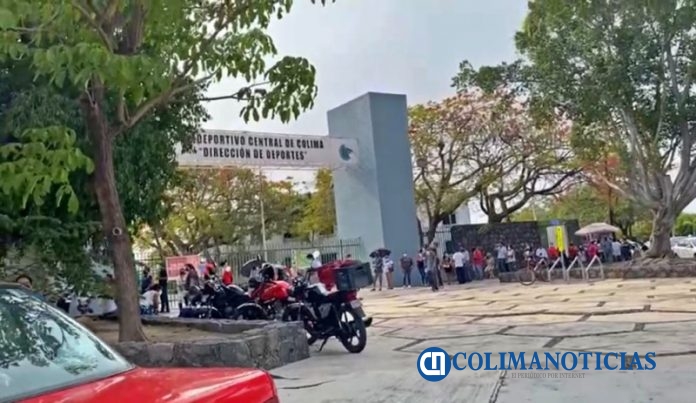 Se abarrota Polideportivo de Colima para recibir vacuna anti Covid 19