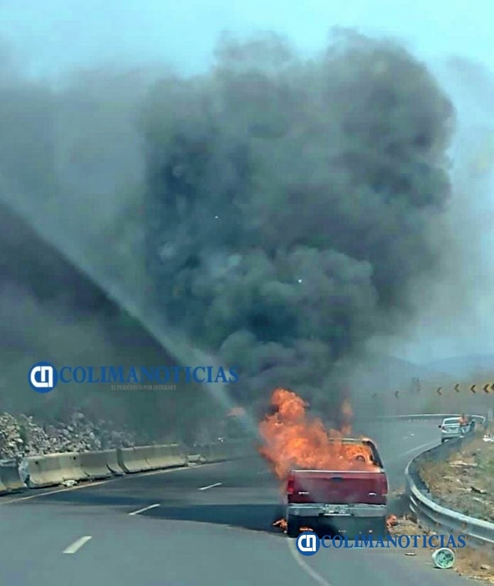 Se incendia camioneta en la autopista