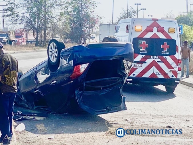 Versa vuelca en carretera