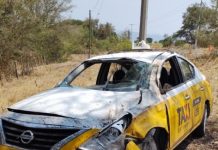 Reportan volcadura de taxista sobre la carretera a Ocotillo en Cuauhtémoc