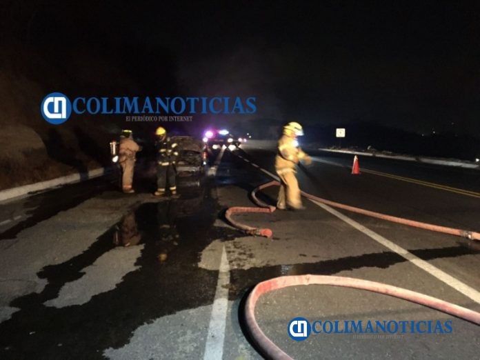 Incendio consume auto en el libramiento El Naranjo41