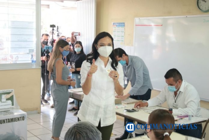Mely emite su voto (9)