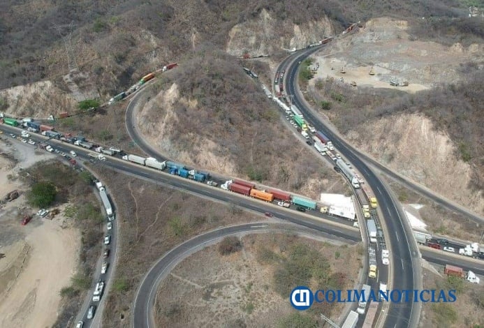 caos vial en Manzanillo