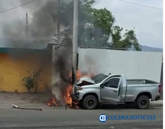 incendio de camioneta contra poste