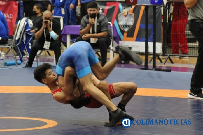 Colimenses conquistan medallas de bronce en luchas asociadas