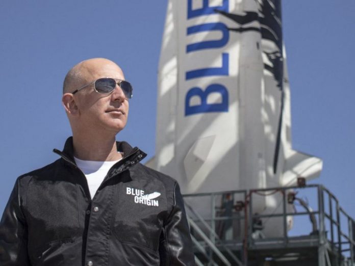Jeff Bezos viaja en su propio cohete al espacio exterior