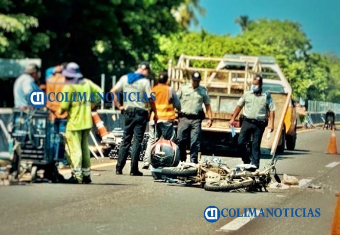 Motociclista se impacta contra camioneta en la autopista Colima-Manzanillo