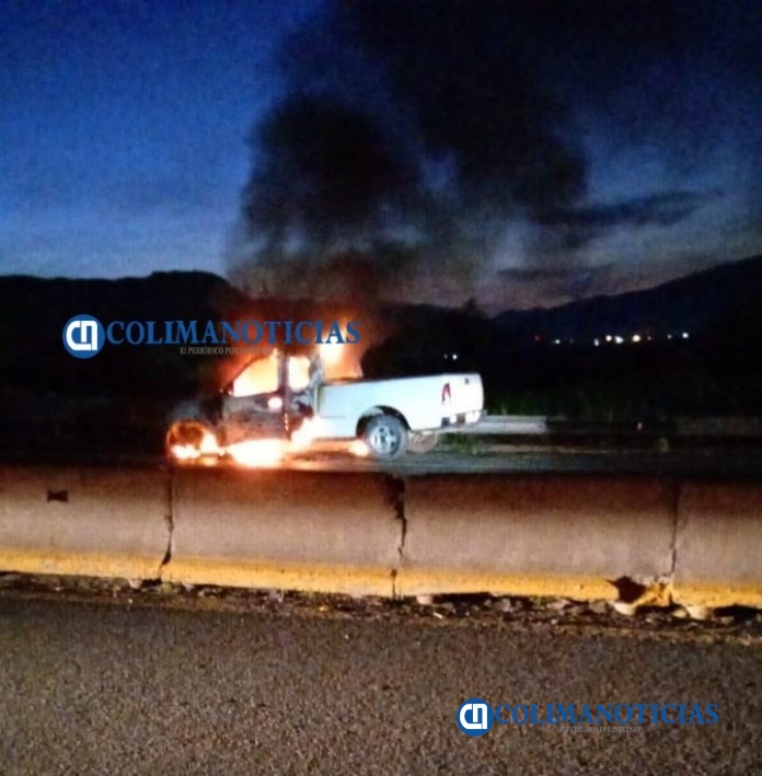 Se incendia camioneta en el puente de panteones de El Colomo
