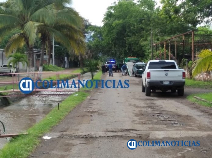Dejan dos bolsas con restos humanos en la caja de una camioneta junto al canal en colonia Bugambilias