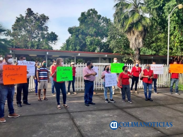 Docentes de Colima rechazan regreso a clases presencial y se manifiestan contra impago de gobierno estatal