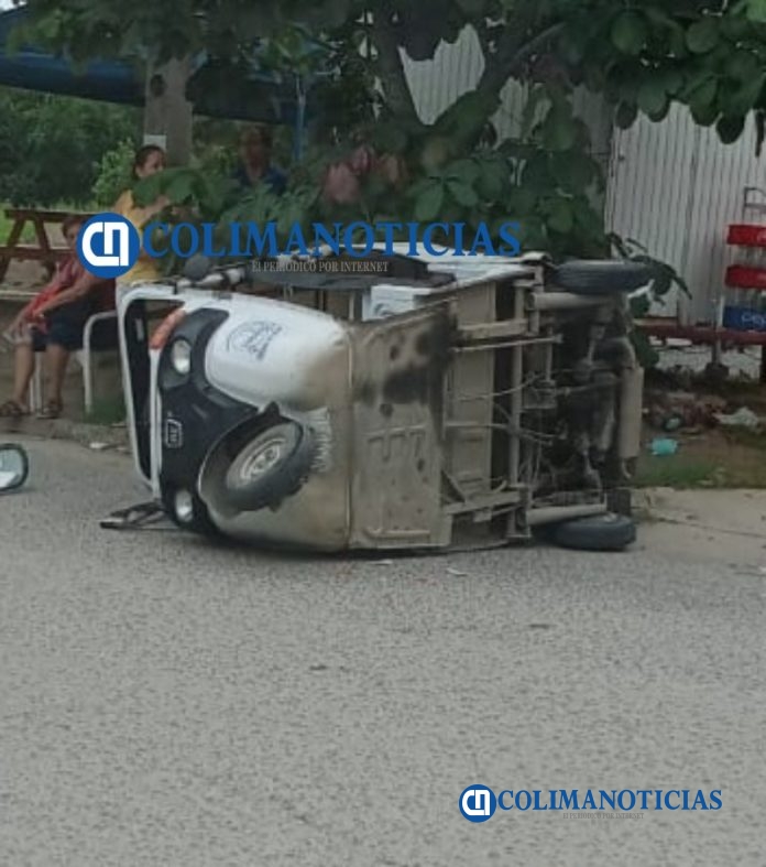 Dos lesionados en volcadura de mototaxi en Santiago