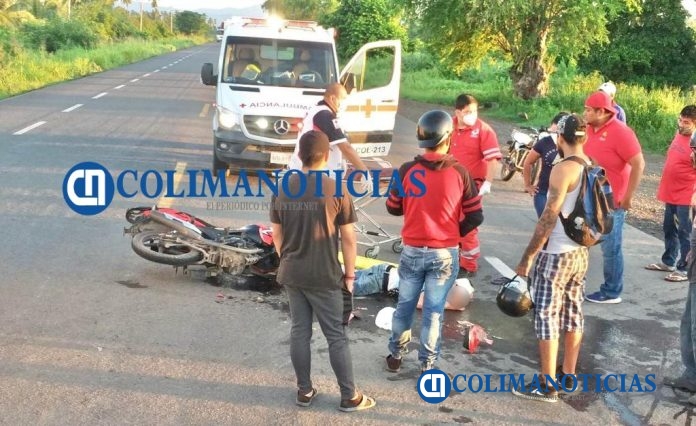 Dos motociclistas heridos al ser impactados por una camioneta en la carretera a Cerro de Ortega