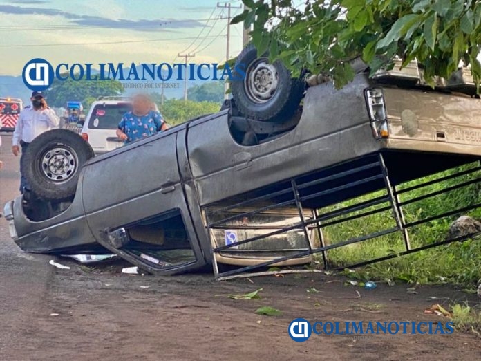 Mujer herida al volcarse en camioneta en la carretera Tecomán-Cofradía de Morelos