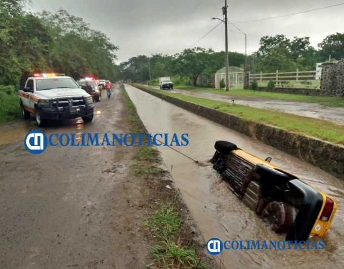 Taxi se va a un canal en la colonia Bugambilias