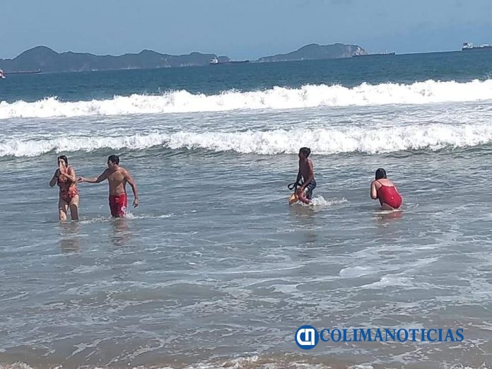rescatan a mujeres en playa