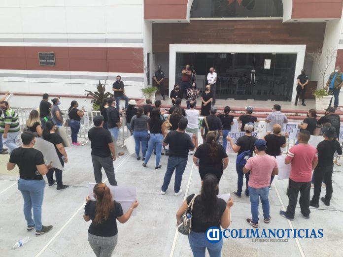 se manifiestan en congreso por falta de salarios4.11