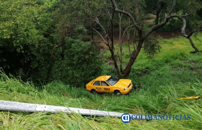 volcadura de taxi en el cobano