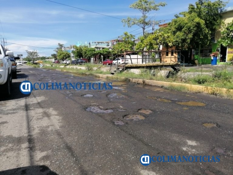 90% de los manzanillenses considera que baches en calles y avenidas, son la principal problemática urbana en el municipio