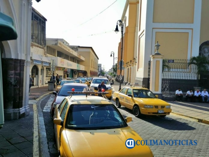 Bloquean taxistas la calle Madero