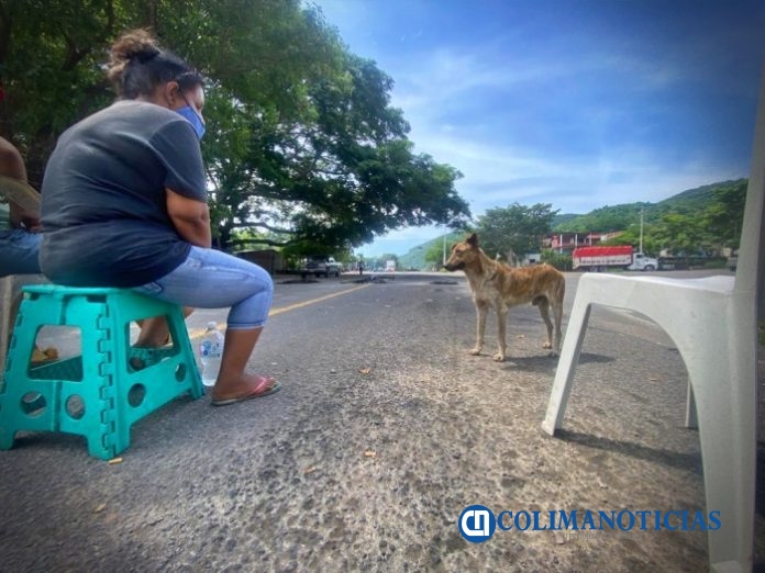 bloqueo carretero de parte de habitantes de la colonia Flor de Coco