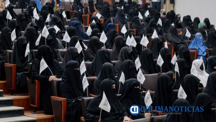 mujeres estudiantes talibanes burka
