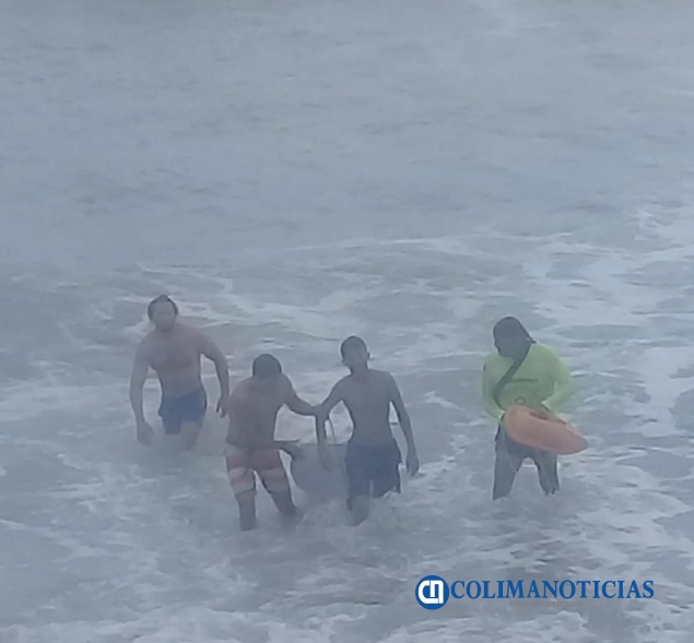 rescatan a menor en mar