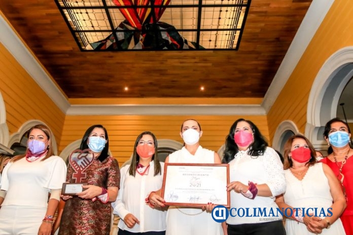 Entrega de presea Mujer Sororal a la ACU_c
