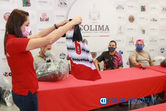 Entregan uniformes deportivos a delegaciones de deportistas colimenses