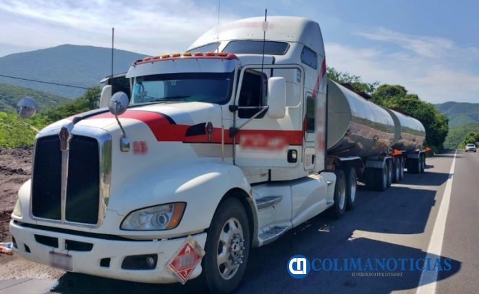 Guardias Nacionales recuperan alrededor de 60 mil litros de hidrocarburo en carretera de Colima