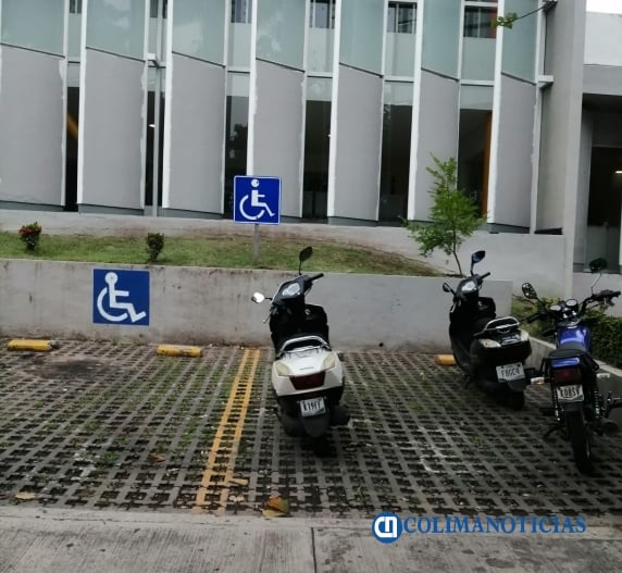 motociclistas en cajones para discapacitados