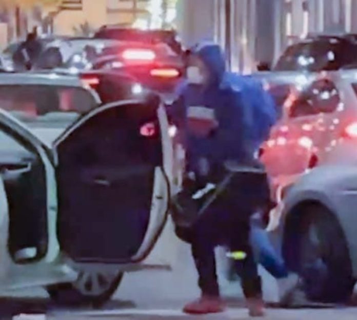 Decenas de encapuchados asaltan tienda de lujo en California