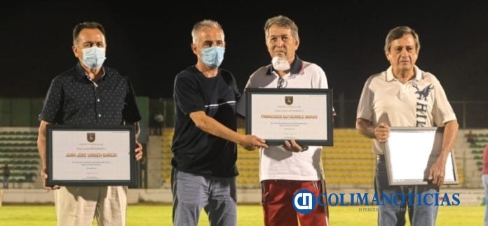 Reconoce Caimanes trayectoria de tres ex futbolistas colimenses