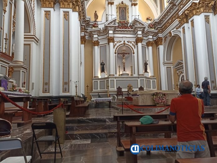 fieles orando catedral