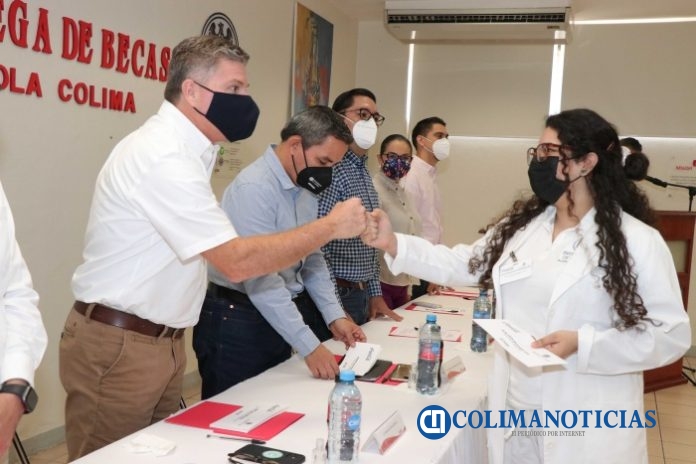 PRINCIPAL_Entrega 40 de becas Coca Cola Colima