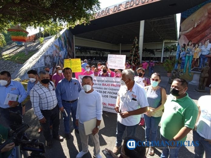 Personal de Contrato, Misiones Culturales, EMSAD y Telebachillerato Colima se manifiestan en SE para exigir pagos