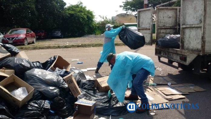 Por irresponsabilidad, camiones recolectores de basura tiran basura en calle de VdeA