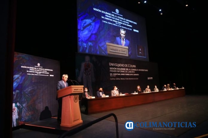 Rector Christian Torres al rendir informe