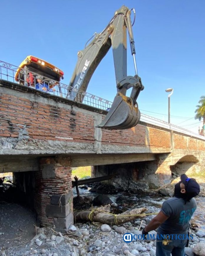 Ayuntamiento de Colima desazolva puente de la calle Dr. Miguel Galindo