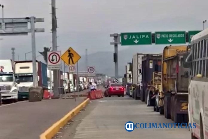 Congestionados los accesos al recinto portuario de Manzanillo 4