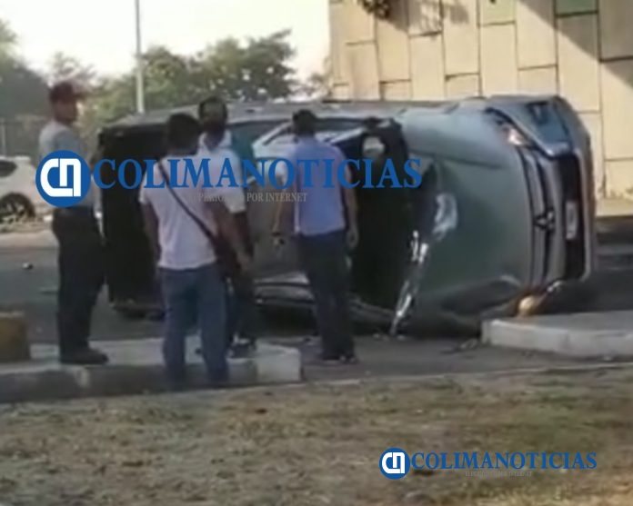 Volcadura de camioneta junto al complejo administrativo