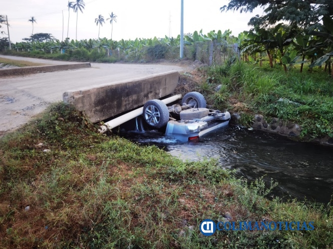 camioneta con dos cuerpos en canal de riego 1