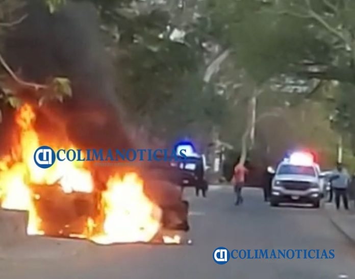 Se incendia una camioneta en carretera a Comala4