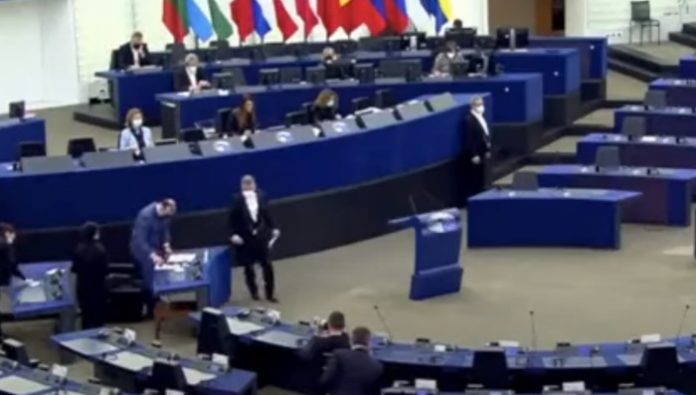 Diputados europeos condenan a AMLO por sus ataques contra la prensa
