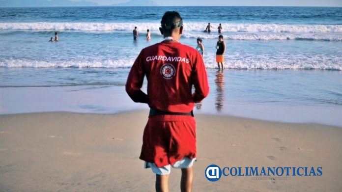 guardavidas y turistas