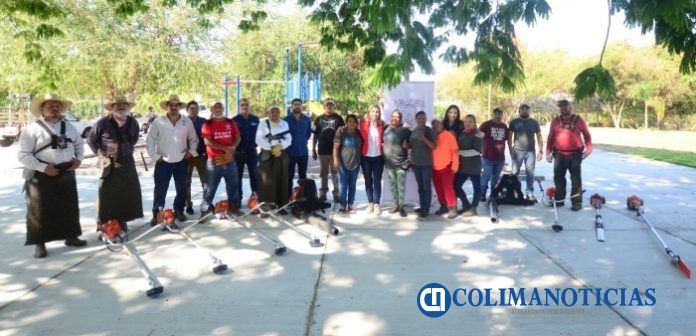 Ayuntamiento de Colima dota de equipamiento para embellecer jardines5 PM