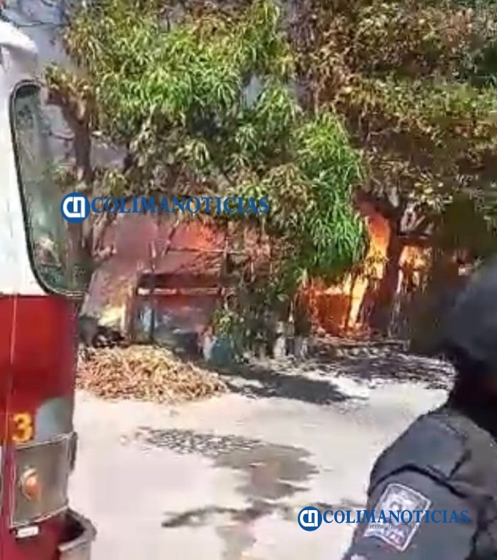Consume incendio una vivienda en la colonia Francisco I Madero de Colima
