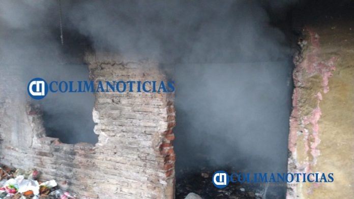 Sofocan incendio en casa abandonada del centro de Manzanillo